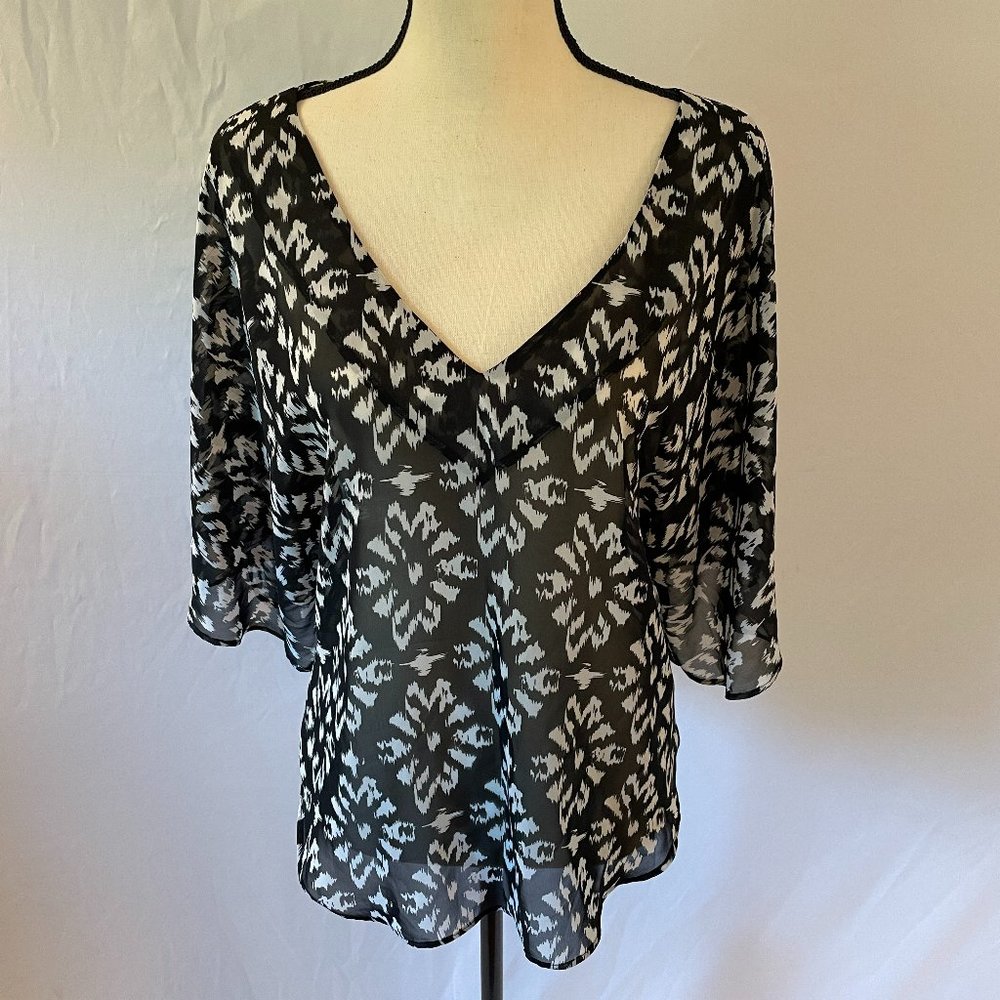 Hanna G. Geometric Sheer V-Neck Half-Sleeve Top Black/White – Size M